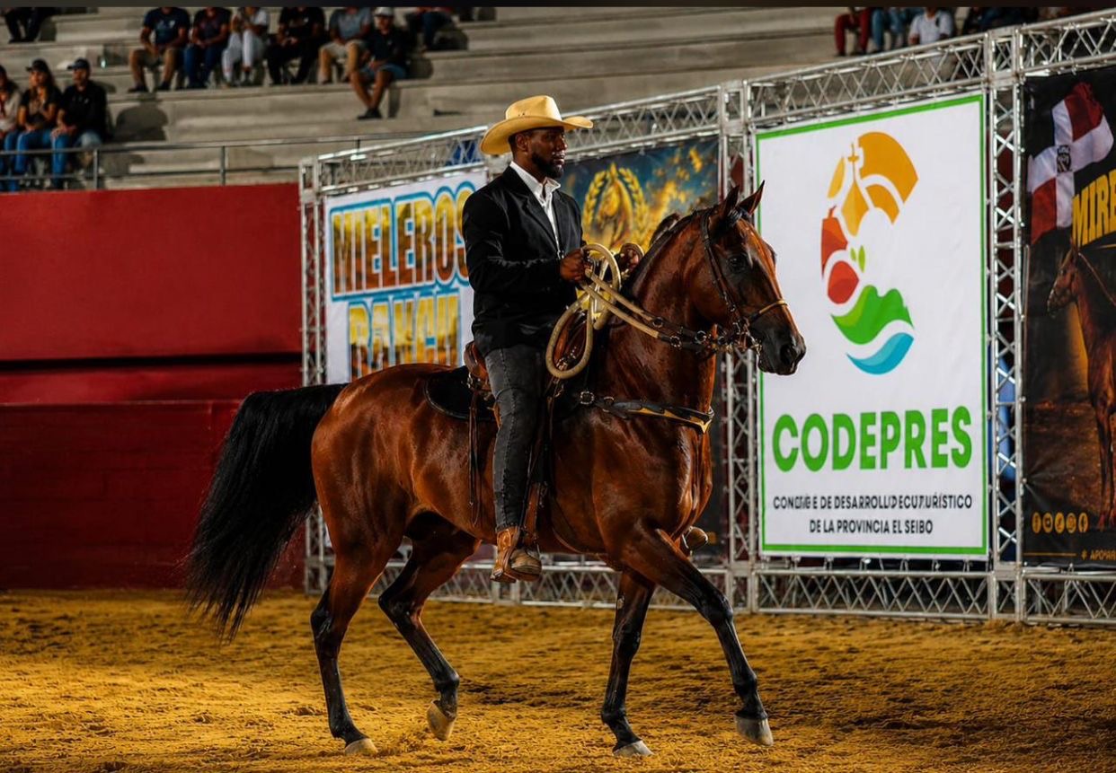 Los desfiles recorren las principales calles de Santa Cruz de El Seibo como una muestra de hermandad, cultura equina y orgullo por las raíces